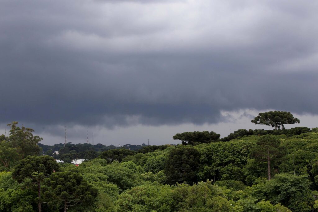 Nuvens com chuvas