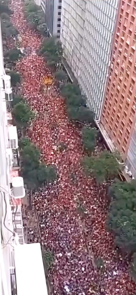 Passeatas em varias cidades brasileiras em defesa da democracia